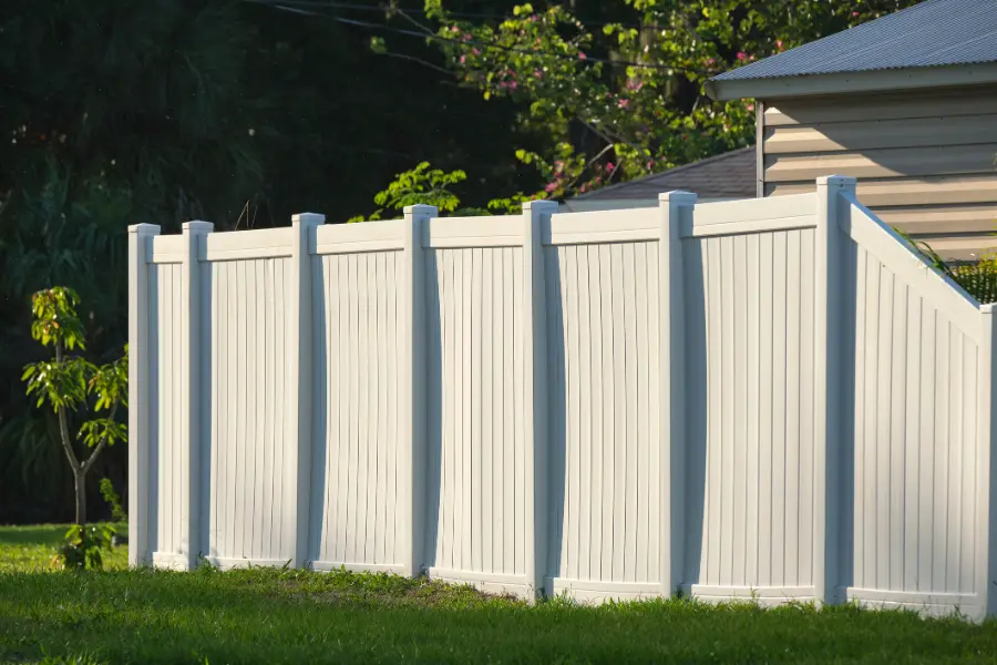 Factors to Consider When Hiring a Contractor for Vinyl Fencing in Chattanooga, TN